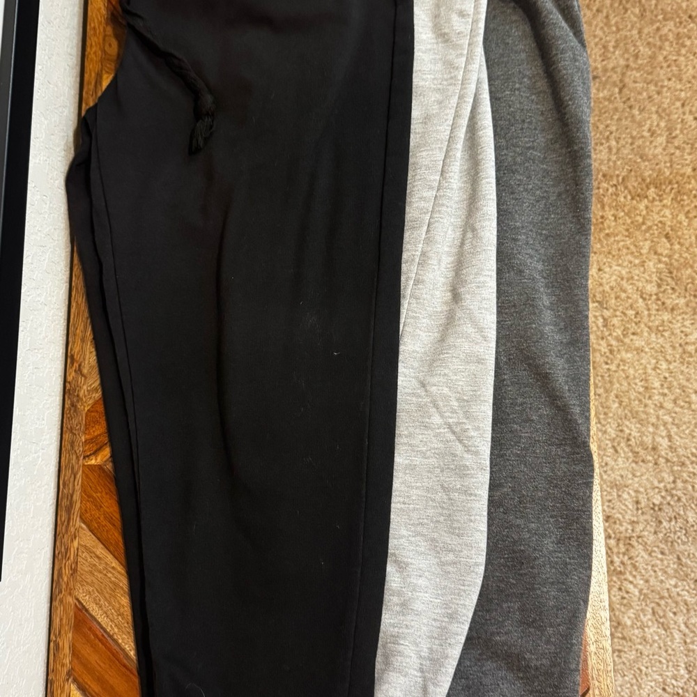 Set a three Capri Joggers! Size medium - Picture 2 of 8